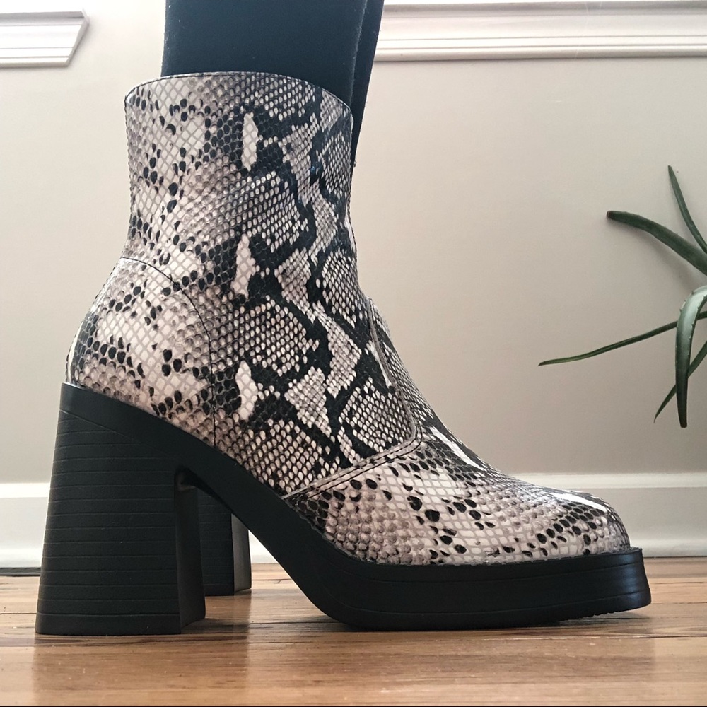ROC Sz 36 Snakeskin Heeled Platform Invito Boots